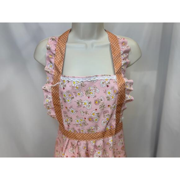 GWP - Vintage-Inspired Pink Daisy Print Apron with Polka Dot Accents - Picture 2 of 12